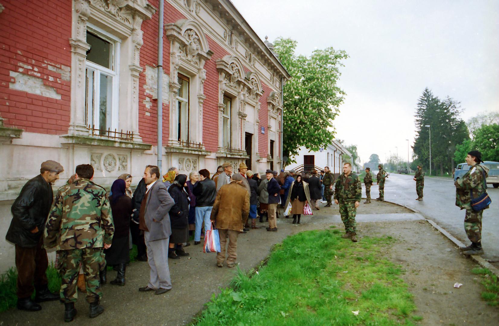 02.05.1995., Okucani - Vojno redarstvena akcija Bljesak kojom je Hrvatska vojska krenula u oslobadjanje okupiranih dijelova zapadne Slavonije. Hrvatska vojska usla je u Okucane i okupila srpsko civilno stanovnistvo.rPhoto: Davor Visnjic/PIXSELL