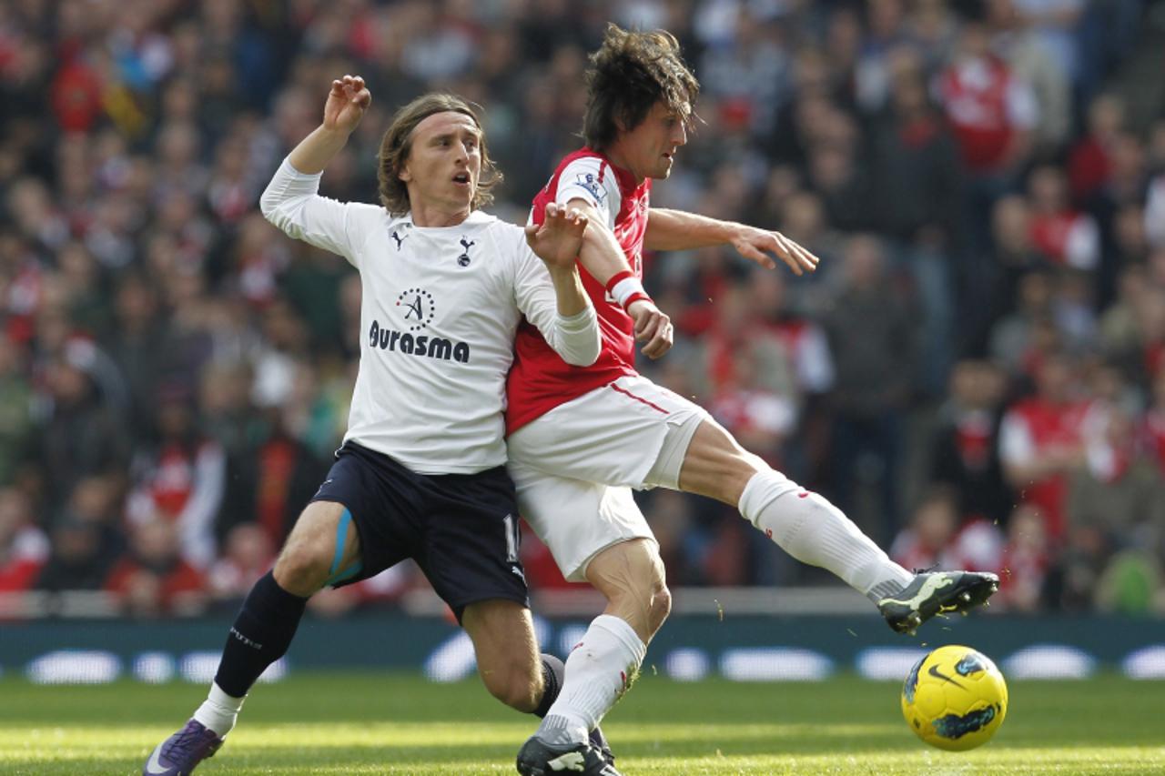 'Tottenham Hotspur\'s Croatian  Luka Modric (L) vies with Arsenal\'s Czech  Tomas Rosicky   during an English Premier League football match between Arsenal and Tottenham Hotspur at the Emirates Stadiu