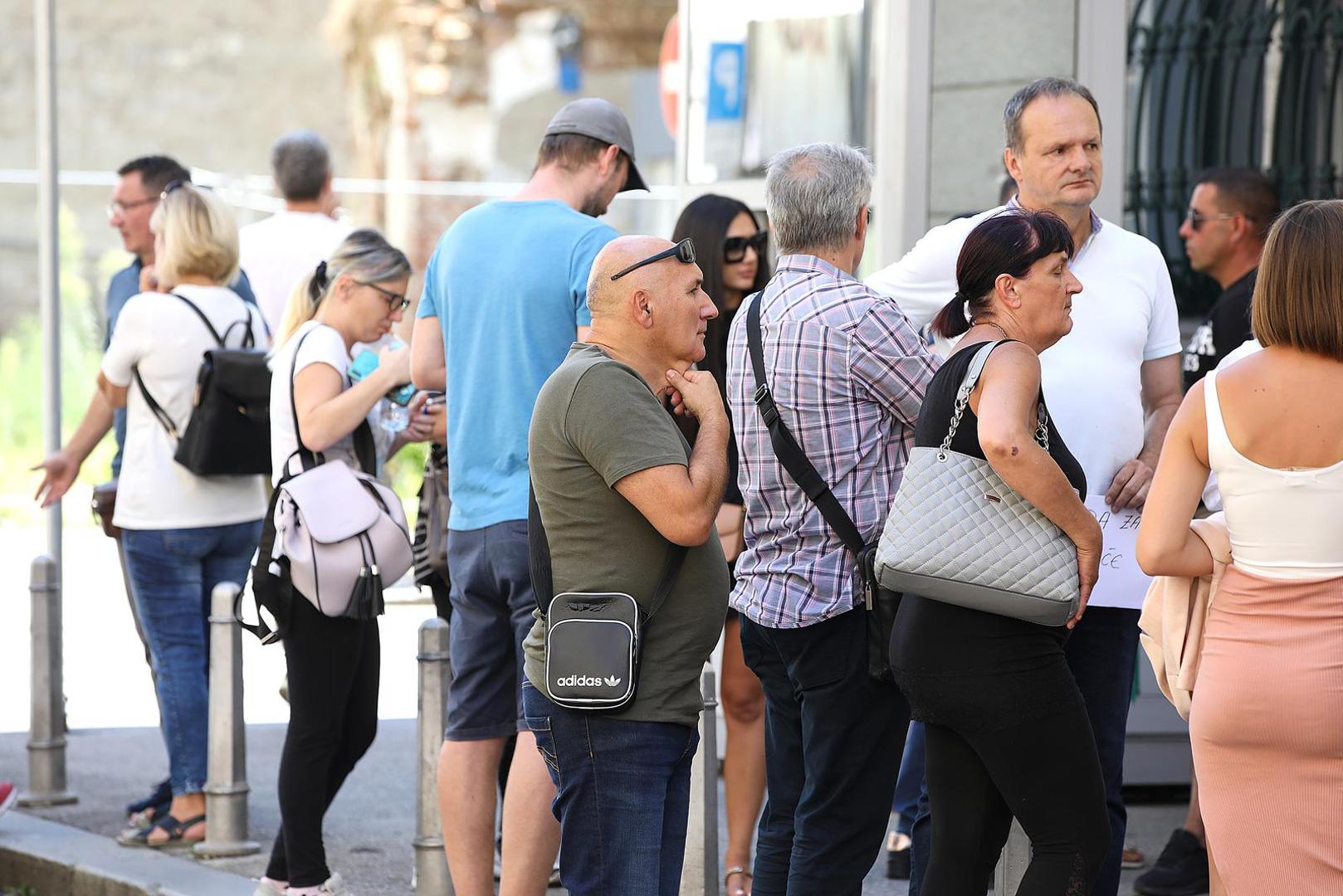 14.08.2023., Zagreb - Roditelji i clanovi obitelji navijaca Dinama uhicenih prosli tjedan u Ateni okupili su se ispred Ministarstva vanjskih poslova nakon sto su se jucer obratili za pomoc predsjedniku Vlade te puckoj pravobraniteljici. Svim hrvatskim navijacima odredjen je pritvor nakon sto su uhiceni prosli tjedan u Ateni zbog navijackih sukoba  u kojima je smrtno stradao jedan navijac AEK-a, a obitelji apeliraju na institucije da im se organizira pravicno sudjenje.  Photo: Patrik Macek/PIXSELL