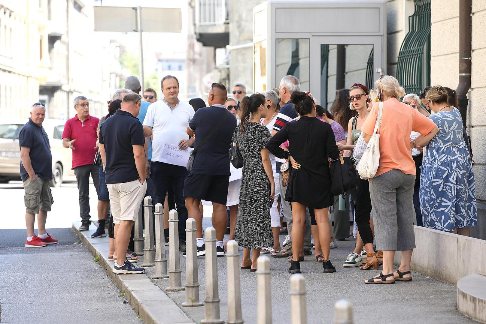 14.08.2023., Zagreb - Roditelji i clanovi obitelji navijaca Dinama uhicenih prosli tjedan u Ateni okupili su se ispred Ministarstva vanjskih poslova nakon sto su se jucer obratili za pomoc predsjedniku Vlade te puckoj pravobraniteljici. Svim hrvatskim navijacima odredjen je pritvor nakon sto su uhiceni prosli tjedan u Ateni zbog navijackih sukoba  u kojima je smrtno stradao jedan navijac AEK-a, a obitelji apeliraju na institucije da im se organizira pravicno sudjenje.  Photo: Patrik Macek/PIXSELL