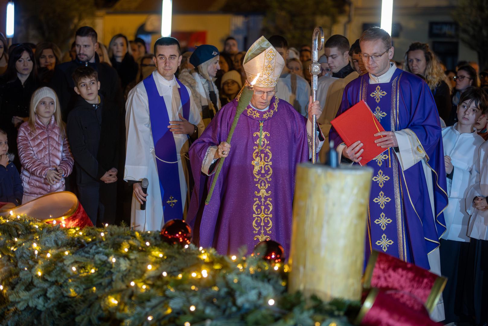 01.12.2024., Osijek - Paljenje prve svijece na adventskom vijencu ispred konkatedrale sv. Petra i Pavla. Svijecu je upalio djakovacko-osjecki nadbiskup Djuro Hranic. Photo: Davor Javorovic/PIXSELL