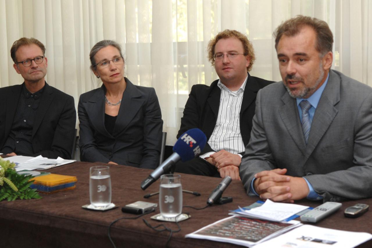 '29.09.2009.....Zagreb...gra.....Koncertna dvorana Vatroslav Lisinski, direktor Drazen Siriscevic prima Hans Ferwerda(manager orkestra), Benedikt Weingartner(agent orkestra), i Nienke trooster(ambasad