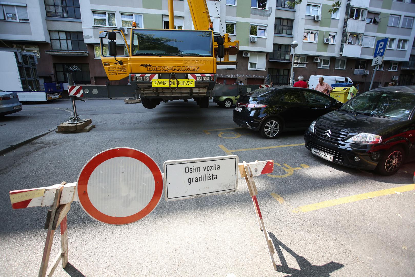 11.08.2021., Zagreb - Stanari zgrade u Alabaharijevoj ulici pobunili su se protiv postavljanja repetitora na vrh njihove zgrade. 
Photo: Zeljko Hladika/PIXSELL