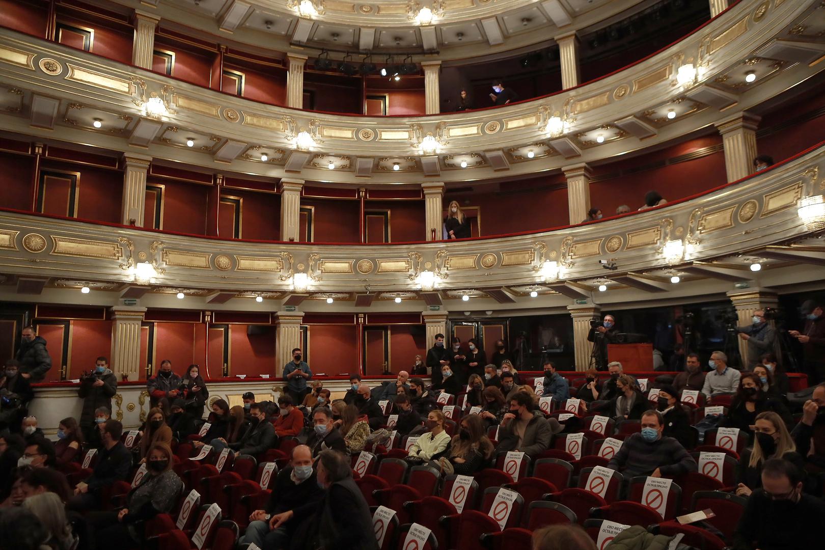 Podsjetimo, glumac je preminuo u nedjelju u 64. godini života. Tijekom svoje dugogodišnje karijere igrao je u brojnim filmovima i serijama, poput „Bal na vodi“, „Špadijer jedan život“, „Gore-dole“, „Vratiće se rode“, „Montevideo, Bog te video“, „Miris kiše na Balkanu“, „Žigosani u reketu“, „Sinđelići“.