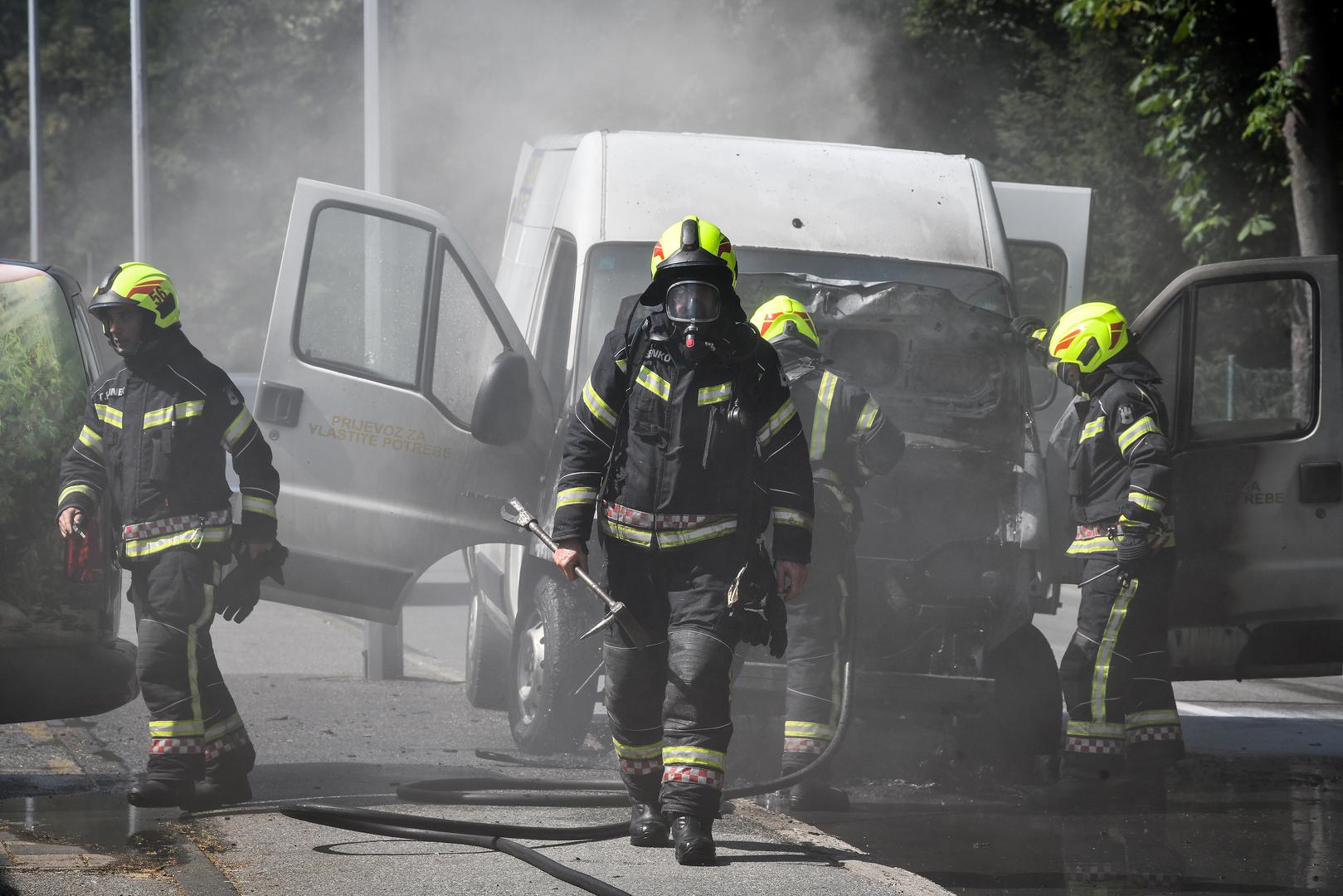 Vozilo kombija eksplodiralo je u srijedu u zagrebačkoj Hondlovoj ulici. Nitko, srećom, nije ozlijeđen u eksploziji. Vatrogasci su brzo reagirali te je vatra brzo ugašena