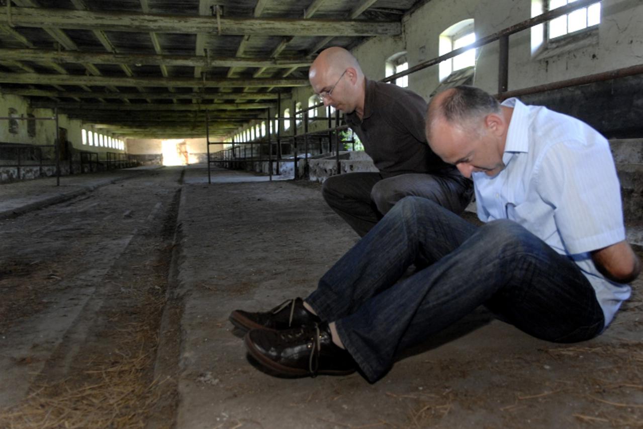 'slavonija-21.07.2009.osijek,hrvatska,bivsi logorasi sve cesce oboljevaju od karcinoma,zoran sangut i predrag matic u logoru stajicevo pokazuju u kojem su polozaju provodili dane.  Photo: Davor Javoro