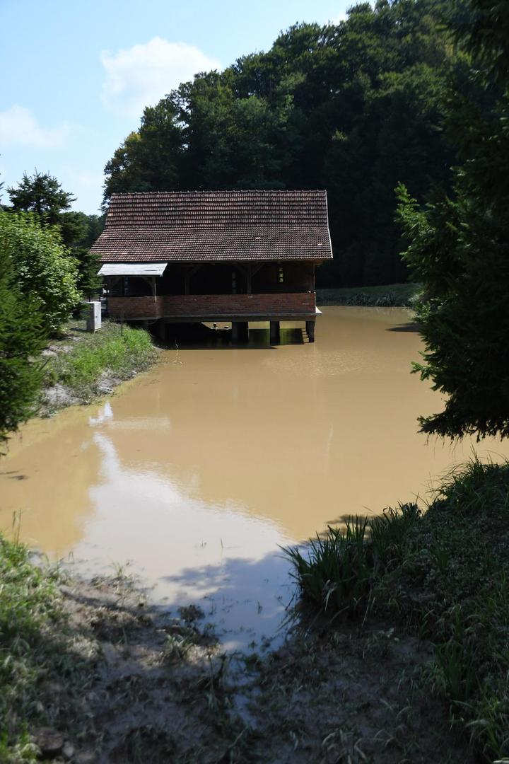 Bujice vode uništile su staze i potopile zelene površine te uzrokovale velike materijalne štete na imanju.