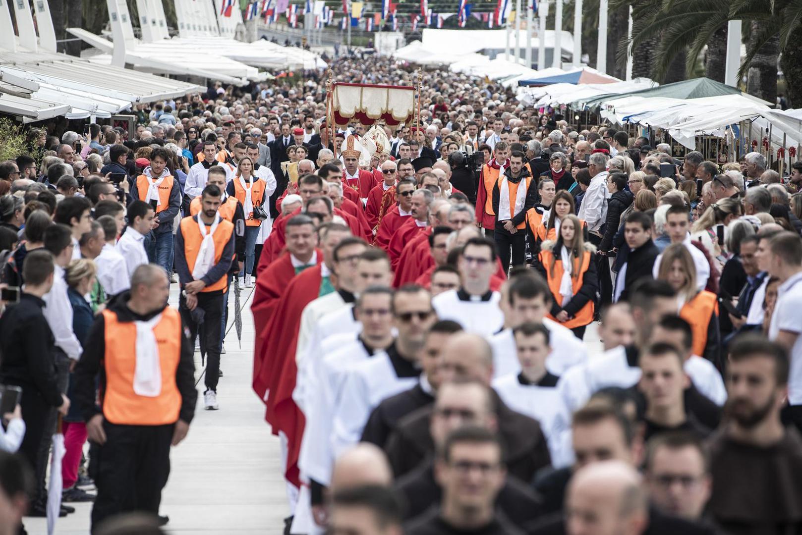 07.05.2022., Split - Na svetkovinu nebeskog zastitnika Splitsko-makarske nadbiskupije i grada Splita sv. Dujma, odrzala se tradicionalna procesija od Katedrale do prigodnog oltara na splitskoj Rivi. Na proslavi su kao izaslanici predsjednika Vlade RH sudjelovali ministrica kulture i medija Nina Obuljen Korzinek, te ministar gospodarstva i odrzivog razvoja Davor Filipovic.
   Photo: Milan Sabic/PIXSELL