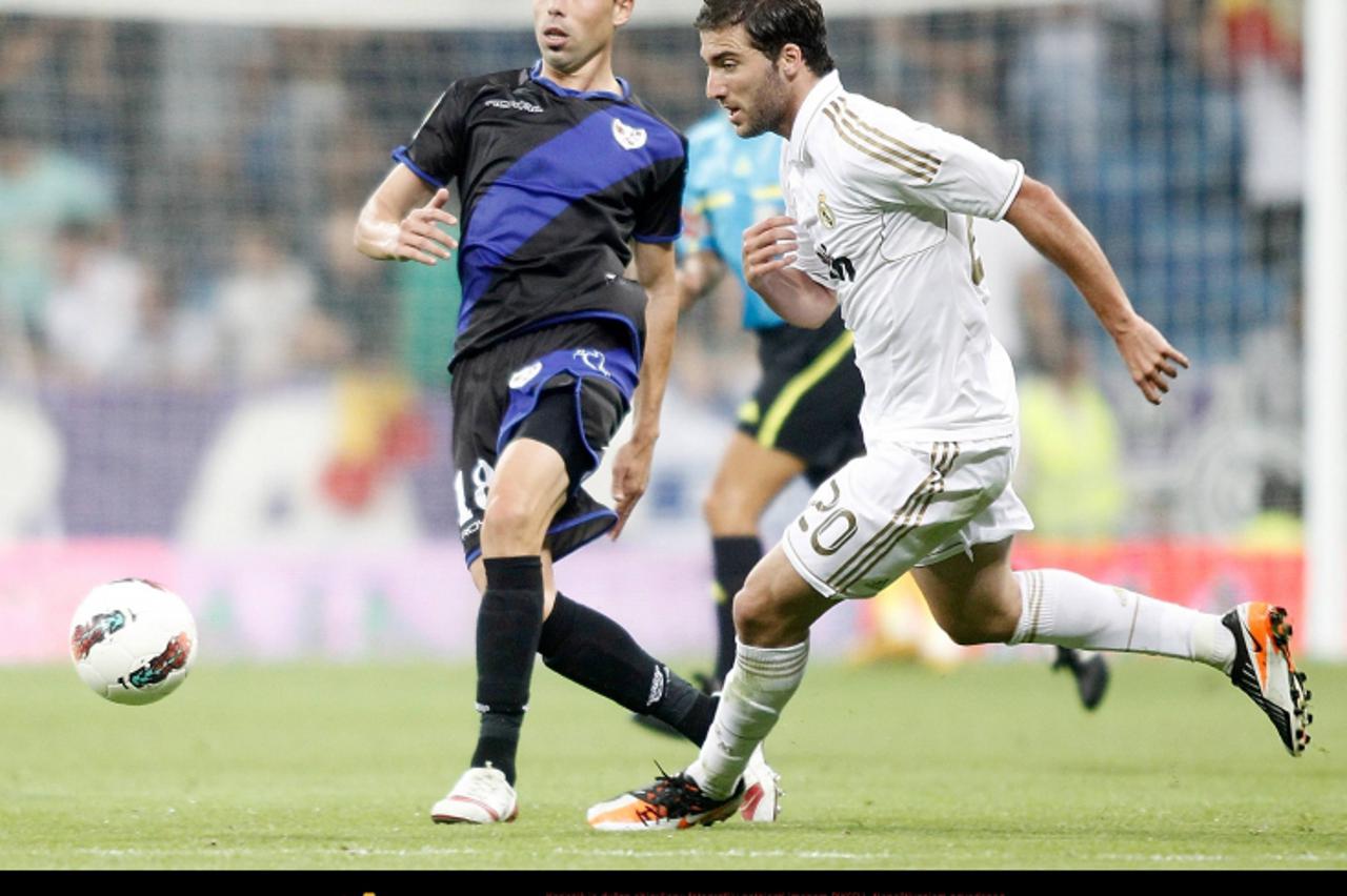 \'Real Madrid\'s Gonzalo Higuain against Rayo Vallecano\'s Javier Fuego during La Liga Match. September 24, 2011. Foto Ÿ nph / Alvaro Hernandez) *** Local Caption ***\'