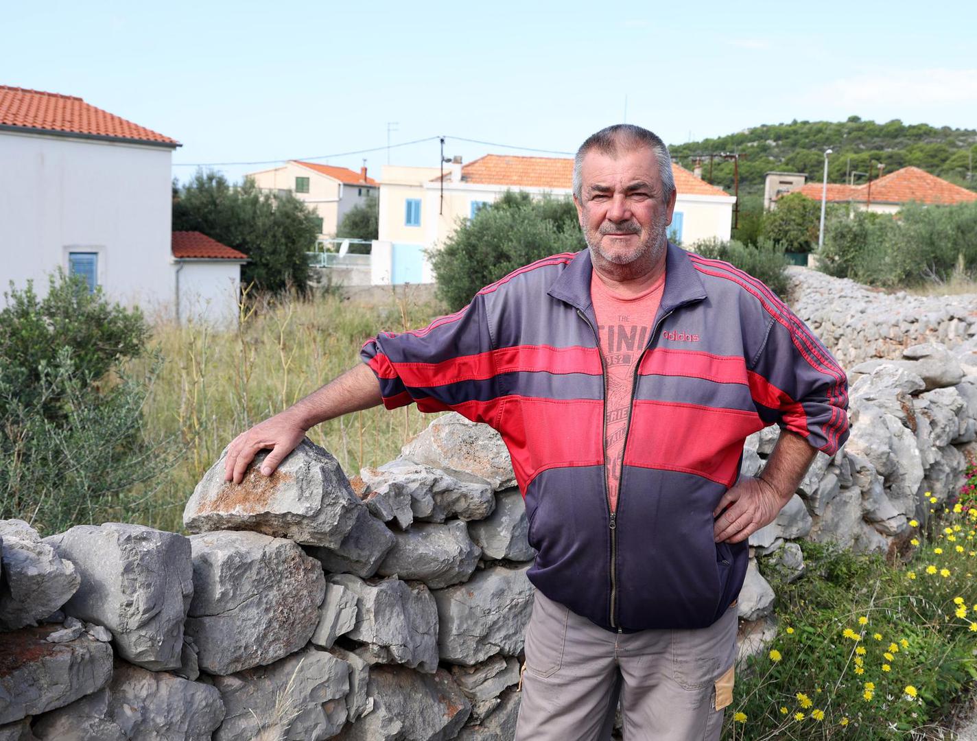 25.09.2024., Kaprije - Na otoku Kaprije je nakon 50 godina otvorena skola koju pohadja samo jedan ucenik. Goran Jelovcic, jedan od cetiri posljednja ucenika prije 50 godina ispred stare skole. Photo: Dusko Jaramaz/PIXSELL