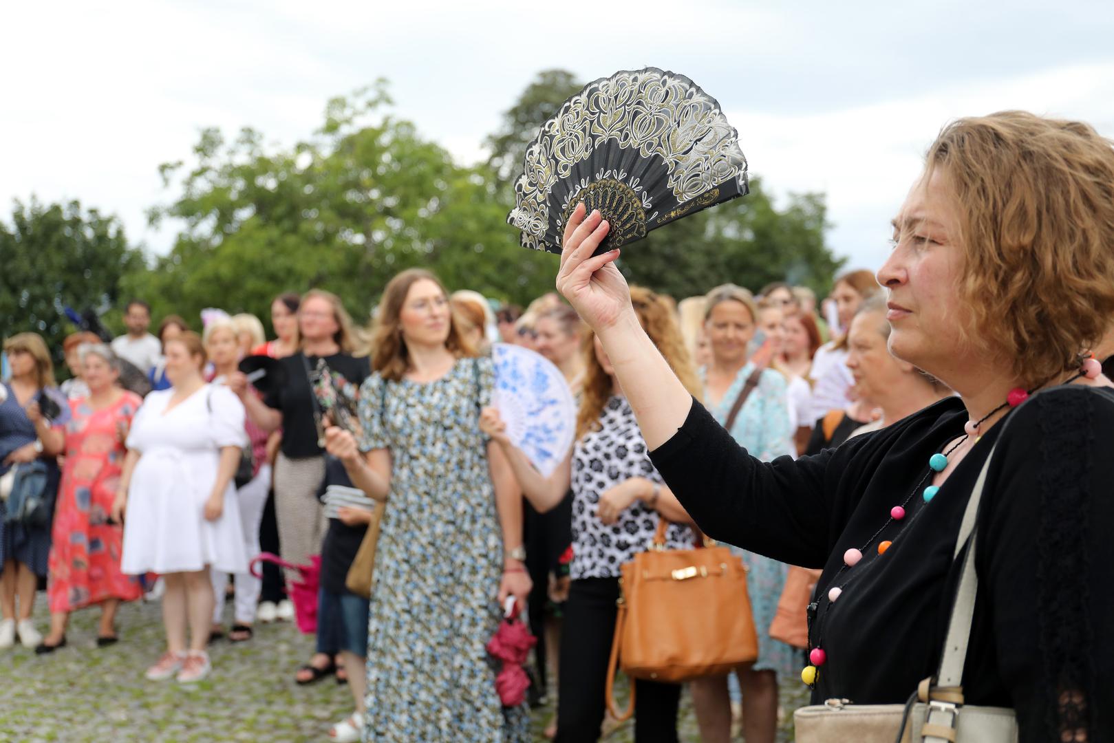 25.07.2023., Zagreb,  Pravosudni sluzbenici koji su vec osmi tjedan u strajku dosli su izraziti svoje nezadovoljstvo s pregovorima ispred Kongresne dvorane gdje se odrzava 256.sjednica Gospodarsko-socijalnog vijeca na kojoj se prezentira prijedlog zakona o placama u drzavnoj sluzbi i javnim sluzbama Photo: Emica Elvedji/PIXSELL