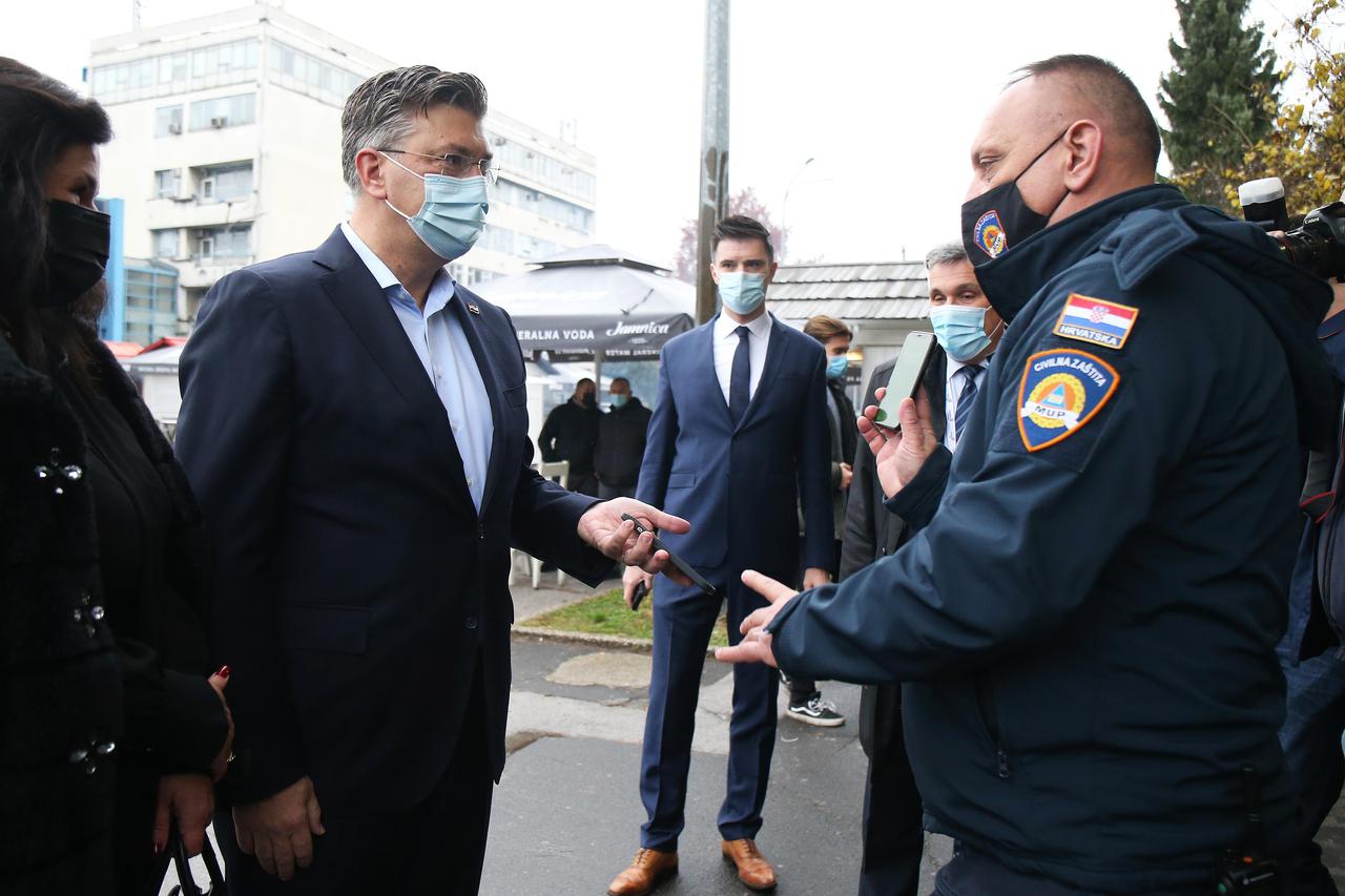 Zagreb: Predsjednik Vlade Andrej Plenković prije ulaska na Interliber pokazao je COVID potvrdu
