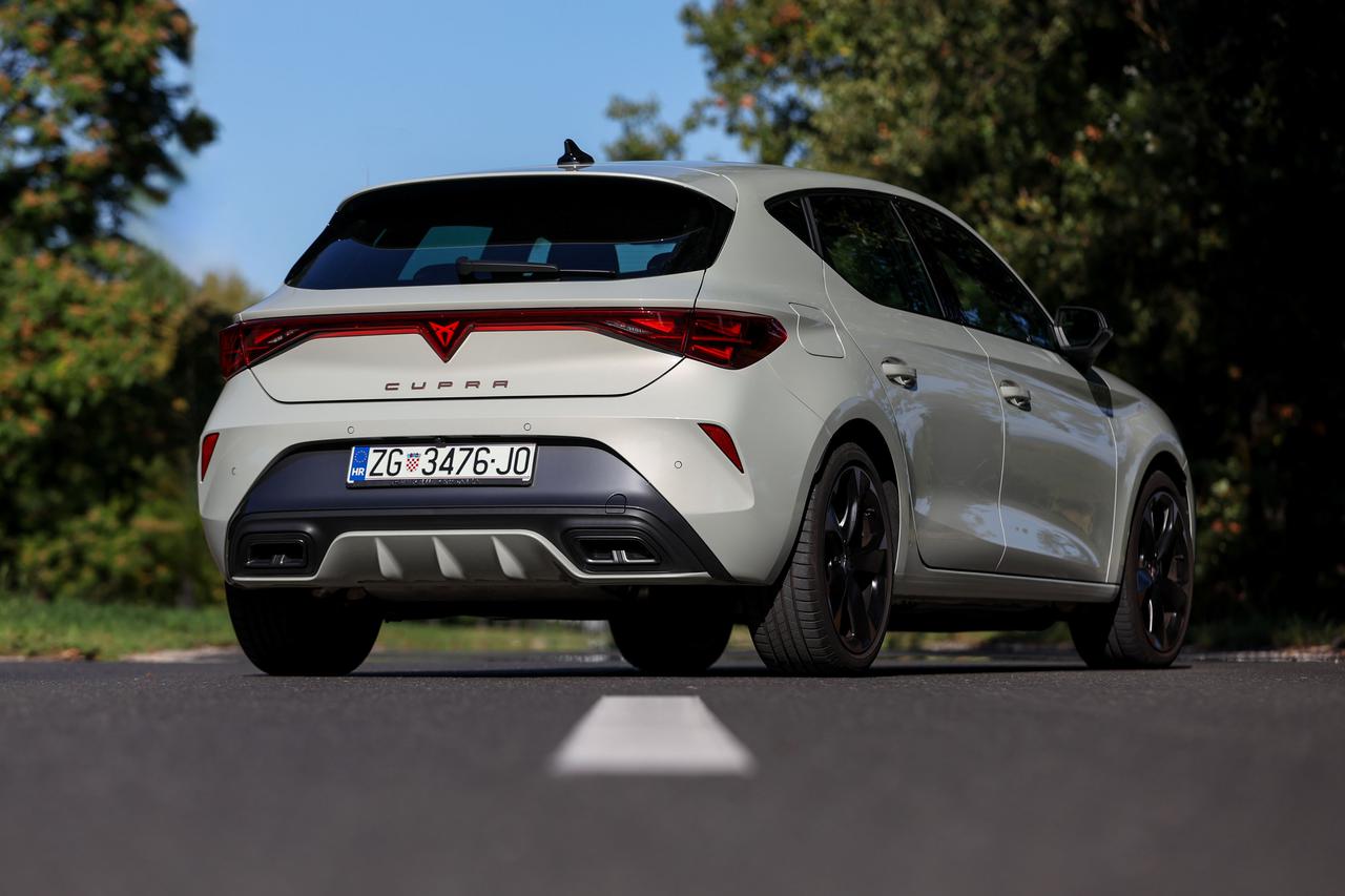 Automobil Cupra Leon