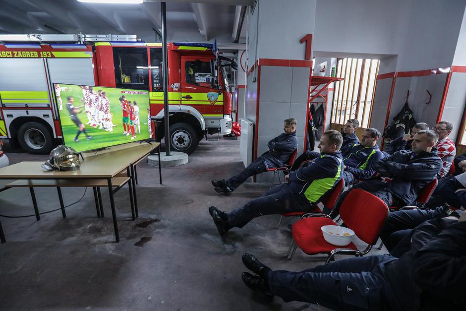Zagreb: Dežurna ekipa vatrogasaca napeto je pratila susret Hrvatske i Maroka