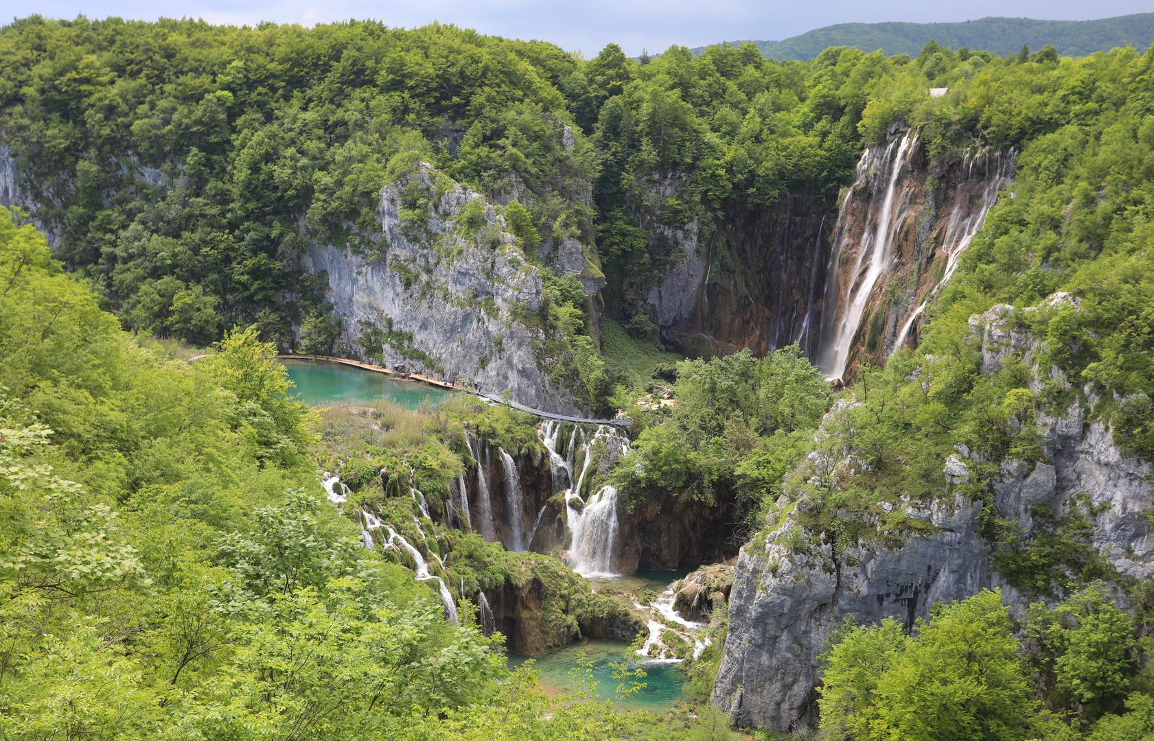 Ličko-senjska županija površinom je najveća hrvatska županija, ali najmanje naseljena. 