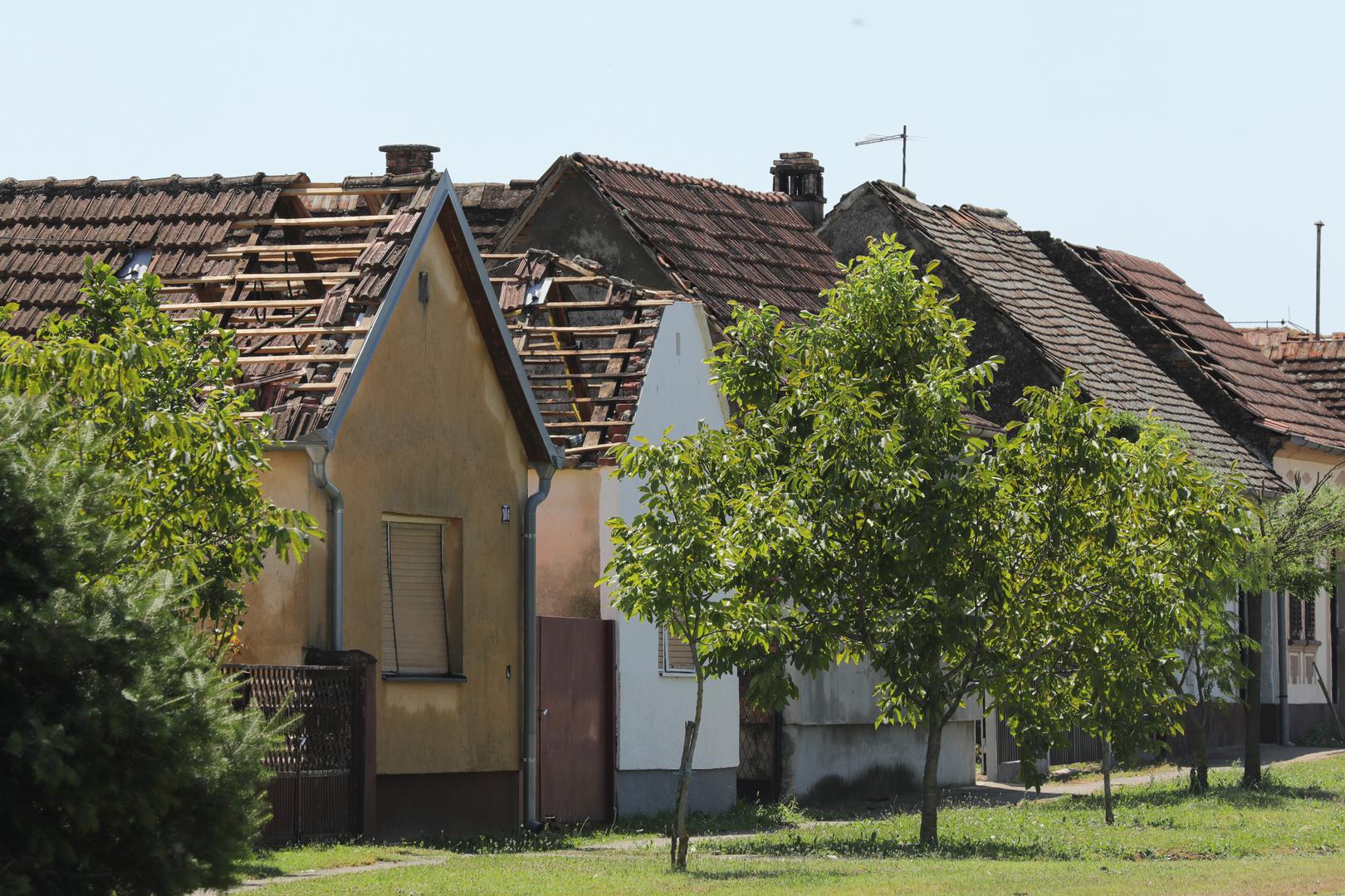 20.07.2023., Vinkovci - Gradiste, Andrijasevci i Cerna slavonska sela koja su jako strradala od posljednjeg olujnog nevremena. Stanovnici pokusavaju sanirati stetu. Photo: Dubravka Petric/PIXSELL