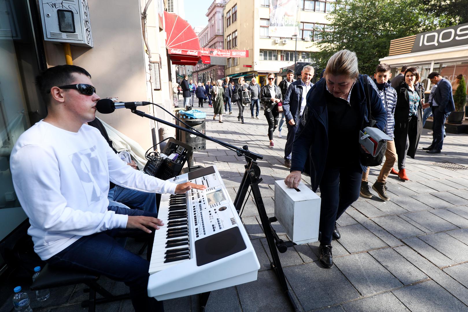 Podsjetimo, dvadesetogodišnji Sarajlija osvojio je sva srca izvedbom "Vratio sam se živote" Kemala Montena na Supertalentu, ali i glasove publike te uz ograničenja koja ima pokazao da je sve moguće. 