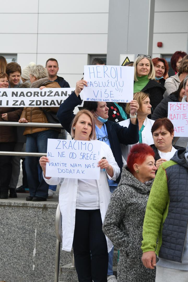 11.11.2024., Bjelovar - Zdravstveni djelatnici Opce bolnice dr. Andjelko Visic  strajkaju ispred bolnice - radioloski tehnolozi, laboranti,  dio sestara, vozaci saniteta.... Photo: Damir Spehar/PIXSELL