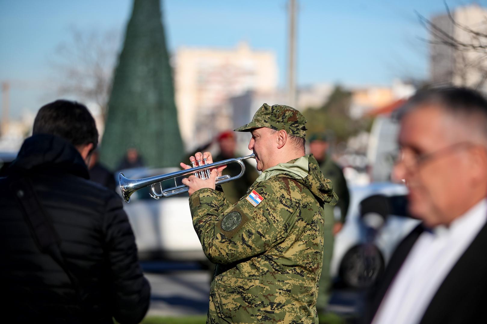 22.01.2024., Zadar - Odavanje pocasti u parku u uvali Jazine kod spomenika hrvatskim braniteljima Photo: Sime Zelic/PIXSELL