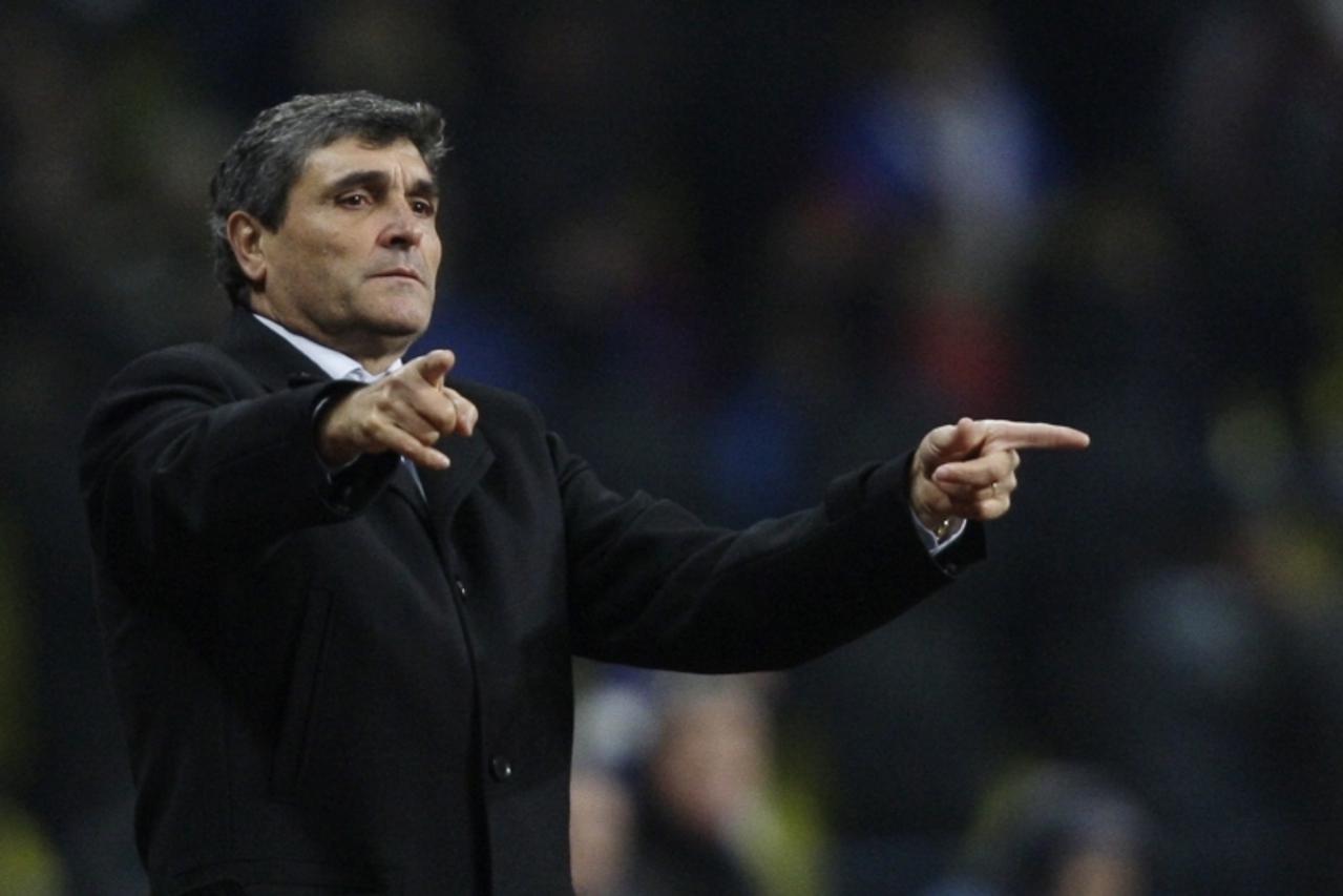 'CSKA Moscow\'s coach Juande Ramos gestures during their Champions League soccer match against Manchester United at Luzhniki stadium in Moscow, October 21, 2009.  REUTERS/Grigory Dukor  (RUSSIA SPORT 