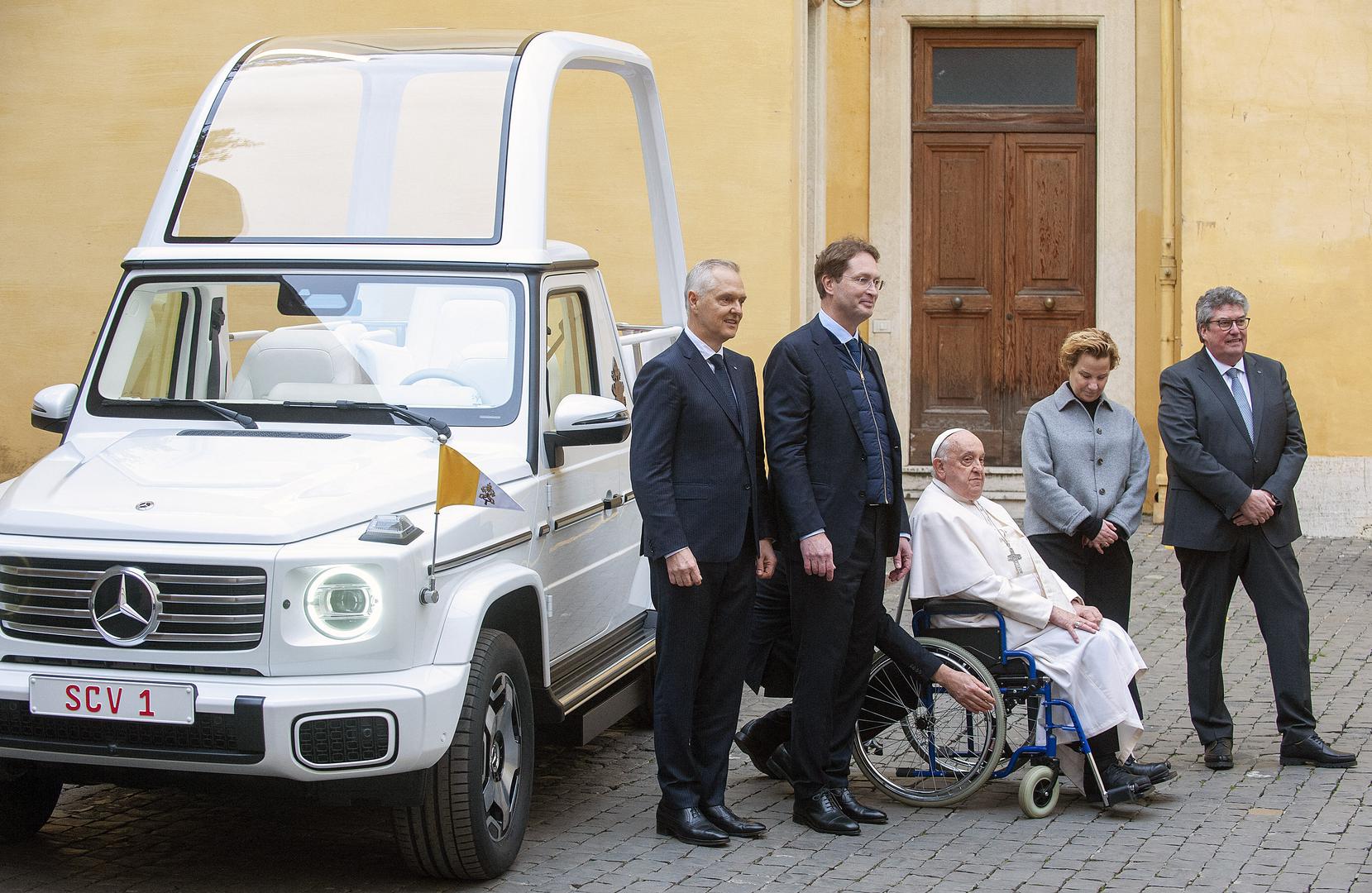 Pape se već gotovo 100 godina voze u specijalno konstruiranim automobilima. Ali papa Franjo sada je jedan od prvih čelnika država koji je tako otvoreno raskinuo s motorom s unutarnjim izgaranjem.