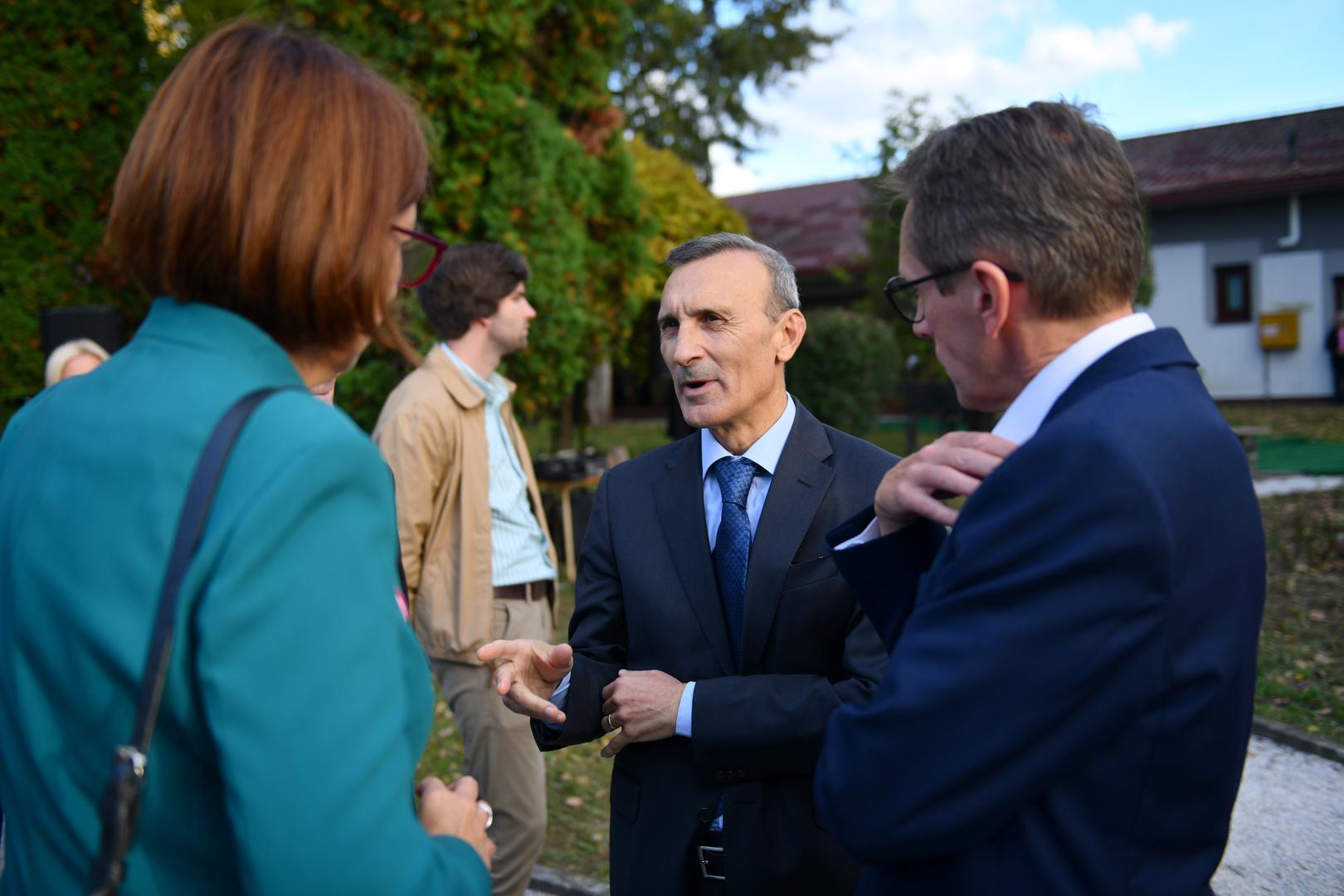 9.10.2024., Park Vranyczany, Oroslavje, Hrvatska - Otkrivanje spomenika Josipu Mikulcu, prvom hrvatskom influenseru, poznatom kao Joza Putnik, autorice Adne Bakije, akademske kiparice. Paolo Trichilo, talijanski veleposlanik. Photo: Josip Mikacic/PIXSELL