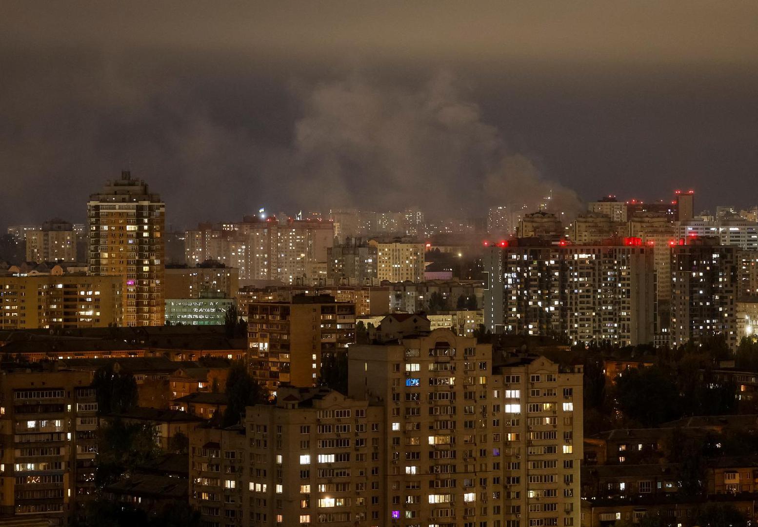 Fotografija objavljena na društvenim mrežama prikazuje visoku zgradu obavijenu dimom i vatru koja gori na jednom od najviših katova.