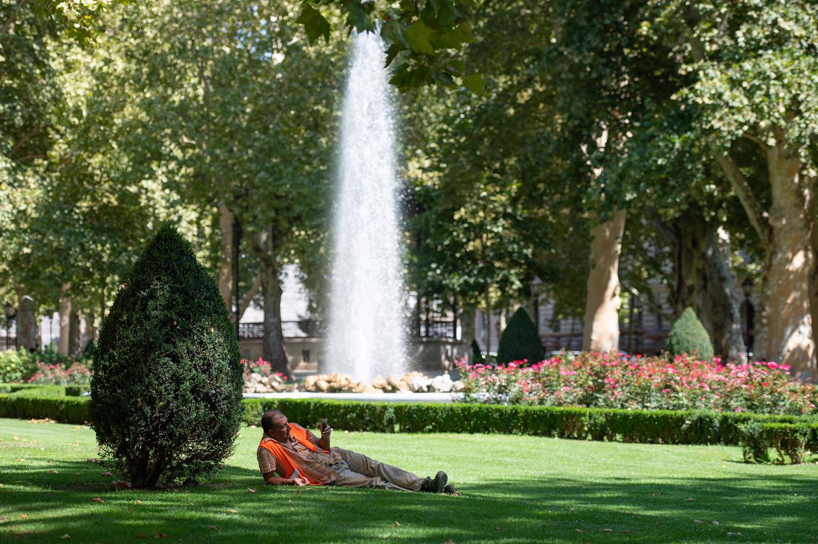 09.08.2024., Zagreb - Ponovno je stigao toplinski val, a gradani traze osvjezenje, skrivaju se u hladovinu, suncaju se i ne izlaze bez sesira. Photo: Marko Juric/PIXSELL