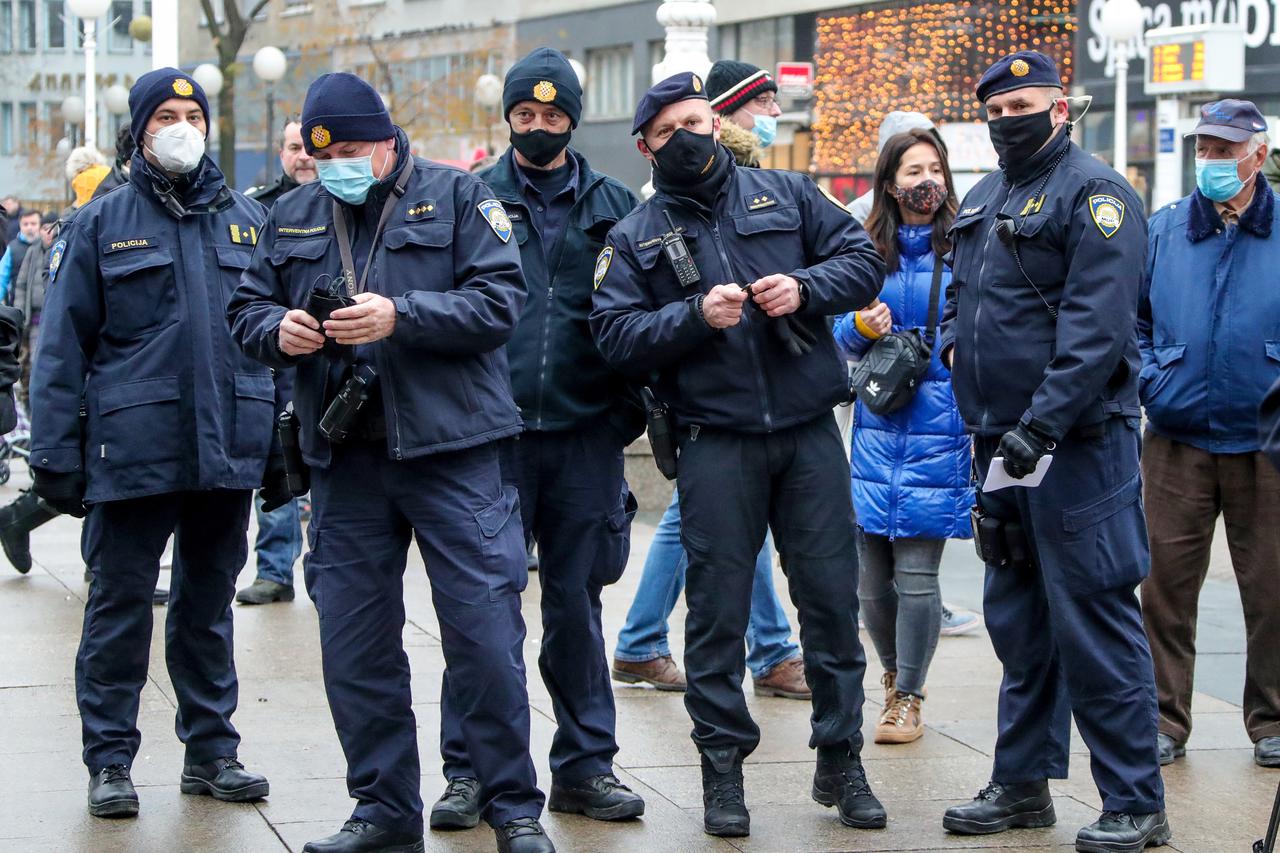 Zagreb: Na Trgu bana Jelačića počeo je prosvjed protiv mjera