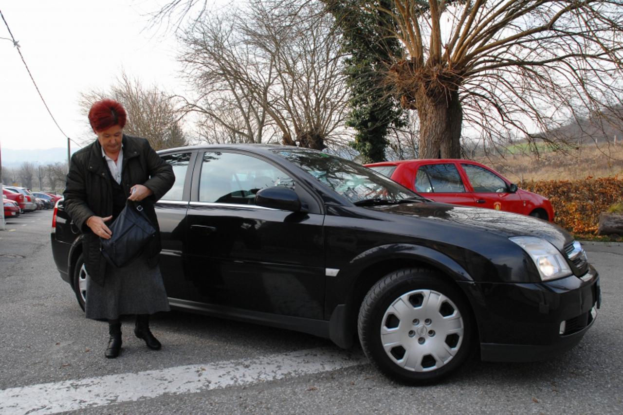 'zagorje - 28. 11. 2008., Zabok, Hrvatska - Zupanica Sonja Borovcak izlazi iz Opel Vectre. Photo: Zeljko Pusec/Vecernji list'