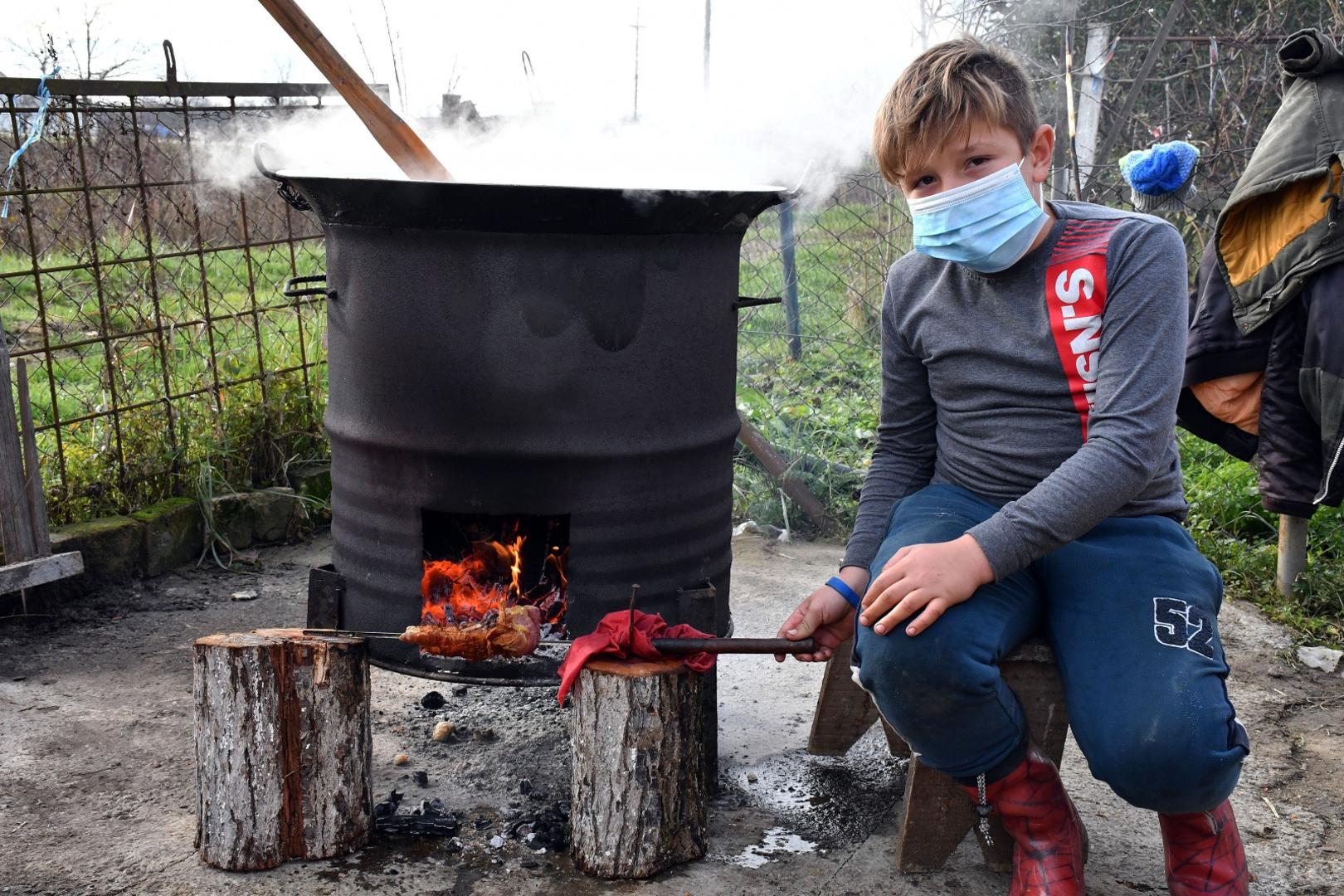 05.12.2020., Jaruge, Slavonski Brod - Tradicionalna slavonska svinjokolja kod domaćina Alojzija i Zlatka Ilijašević.

Photo: Ivica Galovic/PIXSELL