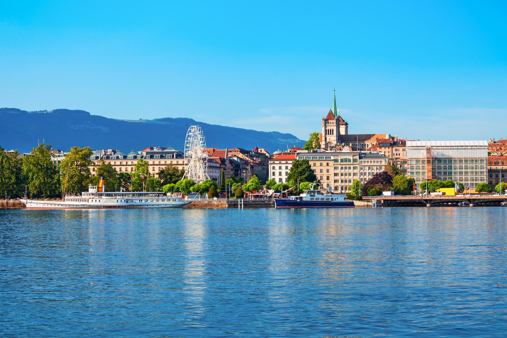 Ženeva, Švicarska: Ženeva, savršeni švicarski grad smješten na rubu jezera Lac Léman, inače poznatog kao Ženevsko jezero. Ovaj prekrasni grad, s ocjenom od 95 posto, okružen je Alpama i planinama Jura, a pruža zadivljujući pogled na Mont Blanc. Osim što nudi nevjerojatan krajolik, grad je poznat i kao središte diplomacije i financijskih usluga. Na primjer, sjedište europskih Ujedinjenih naroda nalazi se u Ženevi, kao i Crveni križ. 