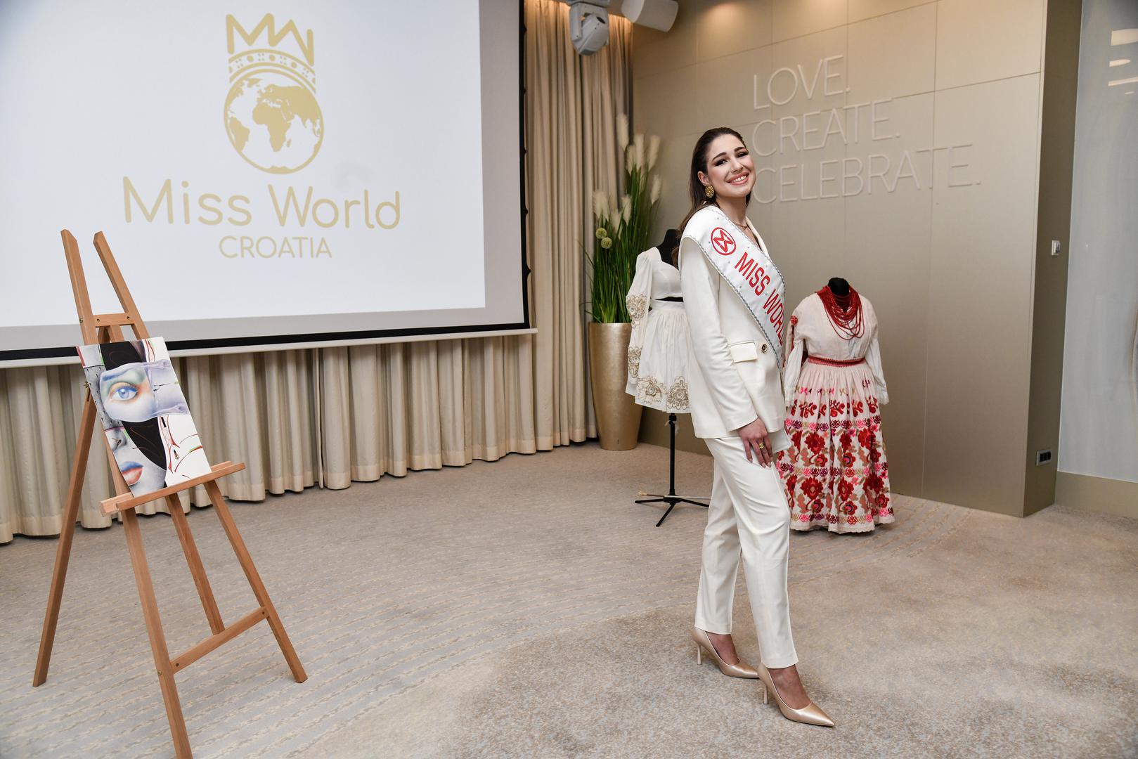 Lucija će se u nacionalnim plesovima svijeta ''Dances of the World'' predstaviti u vrlo atraktivnoj posavskoj narodnoj nošnji,  koju krasi bogata ogrlica od koralja. 