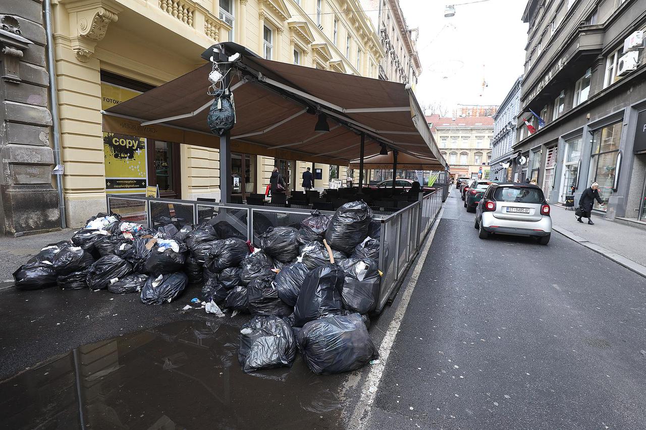 Zagreb: Odbačen medicinski otpad danima stoji u Gundulićevoj ulici