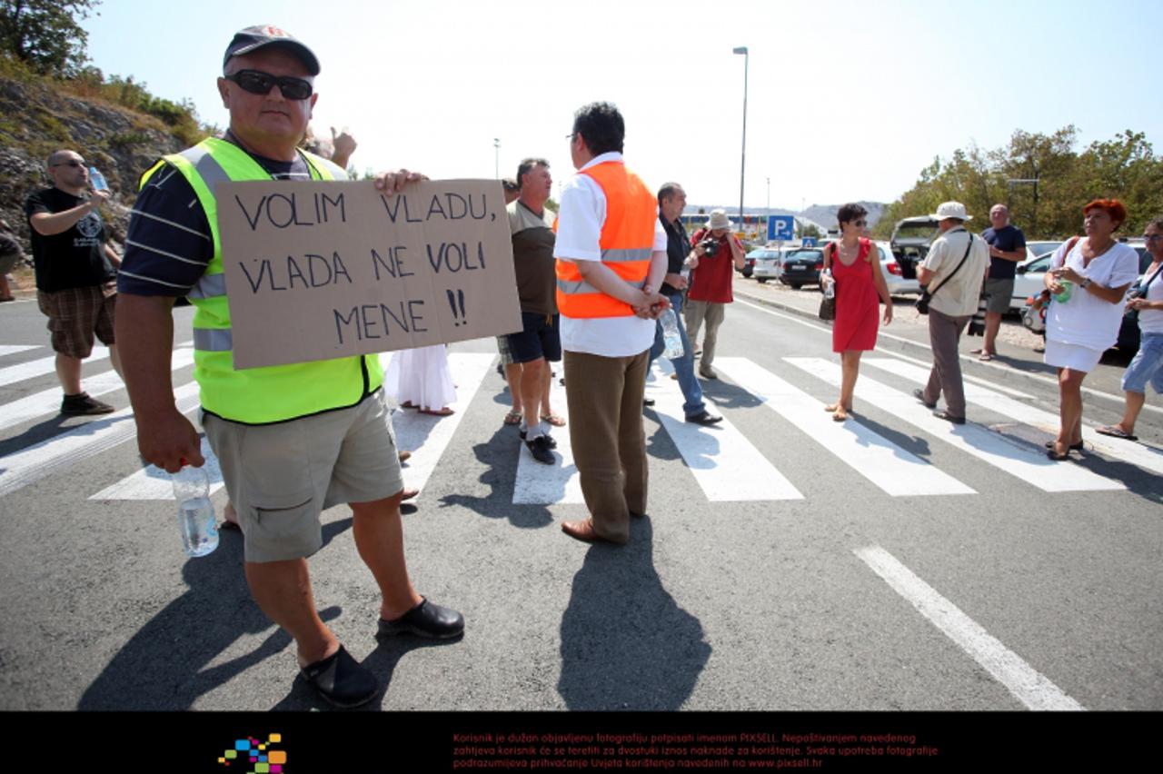 '16.08.2012. Krcki Most - Radnici Dina Petrokemije, clanice Dioki grupe, nezadovoljni otezanjem isplate zaostalih placa najavili su jednosatni skup upozorenja blokiravsi krci most. Photo: Nel Pavletic