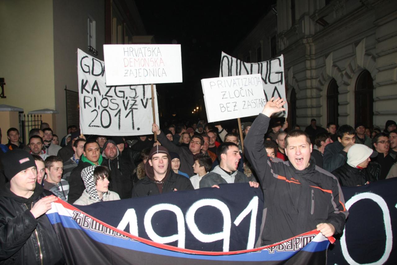 '09.03.2011. Karlovac - Antivladin prosvjed facebookovaca u Karlovcu okupio oko 500 gradana koji su setali ulicama grada sa parolama Vukelic odlazi,jaco odlazi...Setali do gradskog poglavarstva, zgrad