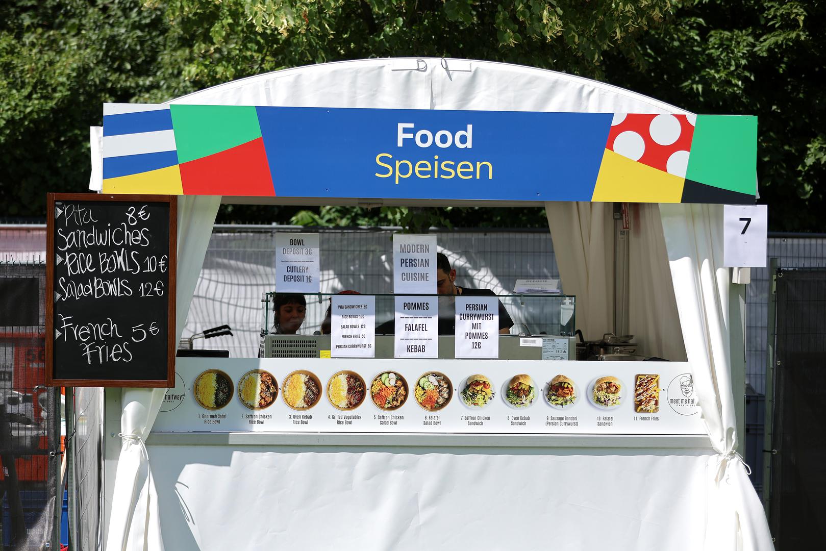 Razna gastronomska ponuda čeka brojne navijače koji će ovih dana stići u Berlin kako bi popratili Europsko prvenstvo 2024., a čini se kako ugostitelji nisu pretjerali s cijenama.
