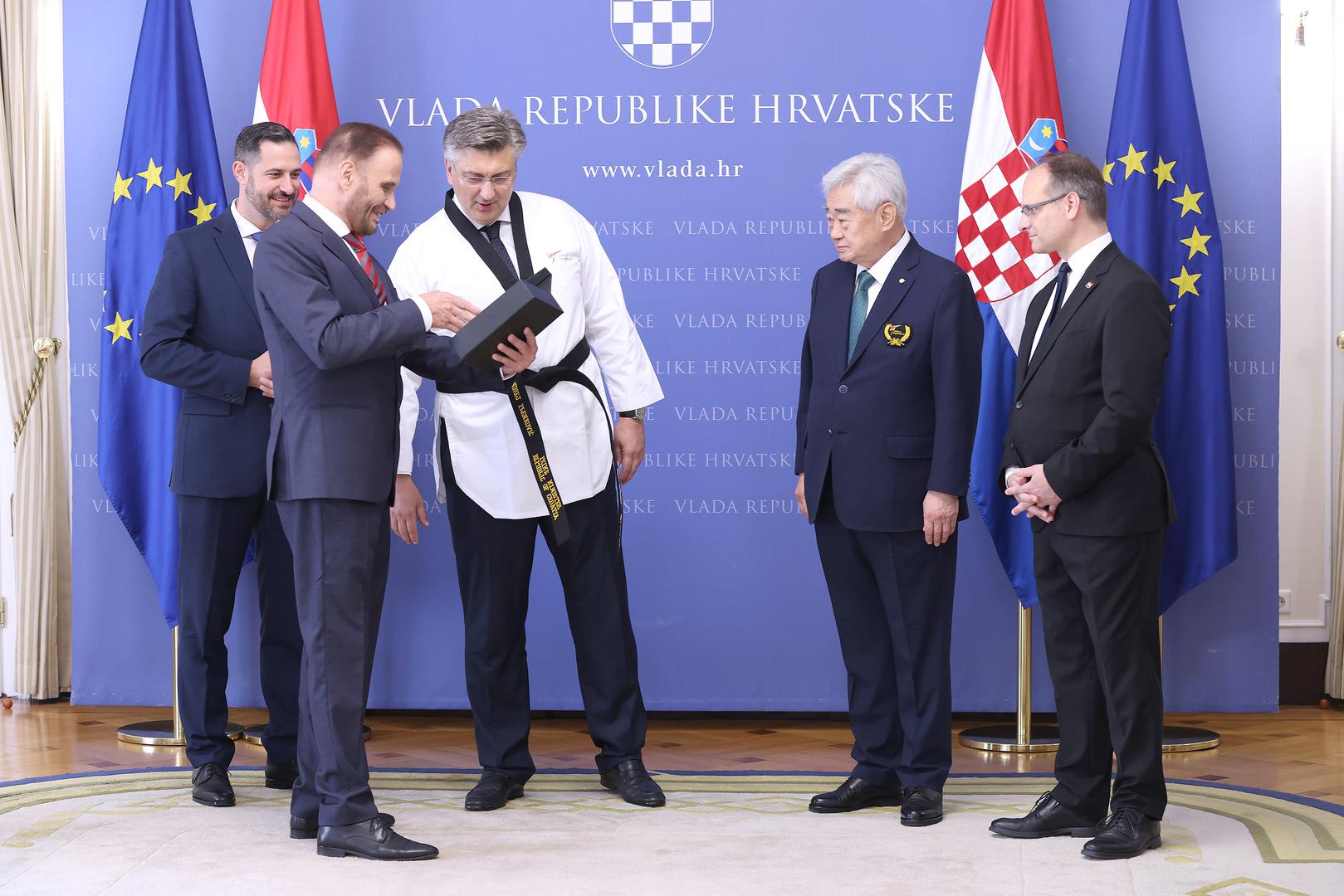 "Malo je knap", poručio je Plenković dok su ga oblačili.