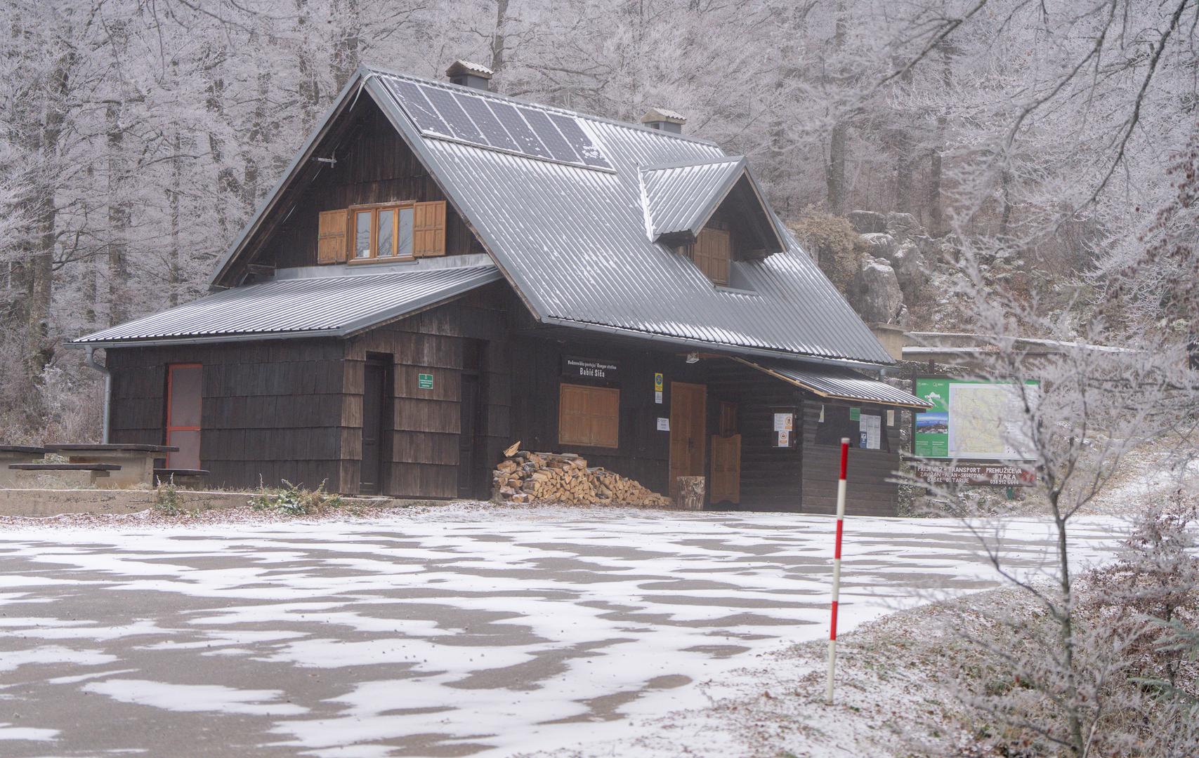 Očekuje se oblačno vrijeme, s mogućim sunčanim razdobljima samo na Jadranu. U višim gorjima može biti snijega ili susnježice. 