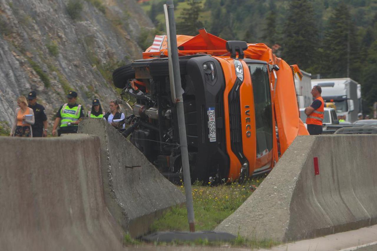 Teška prometna na autocesti A6, poginula dva radnika HAC-a