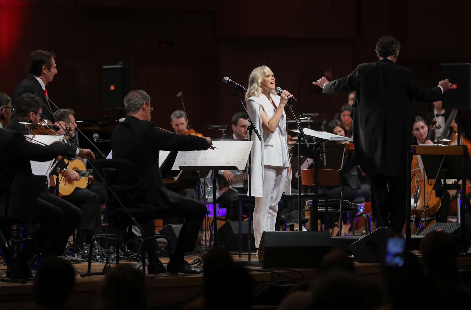 Vrhunski umjetnici nastupili su u pratnji Simfonijskog orkestra HRT-a, pod ravnanjem maestra Alana Bjelinskog, a pridružio im se i poznati pijanist Joe Kaplowitz.