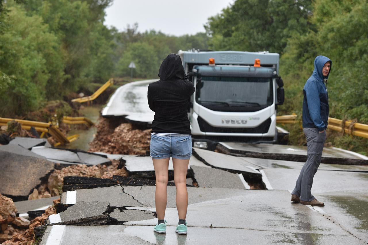 Kamion ostao zarobljen u odronu kolnika između Zadra i Ražanca