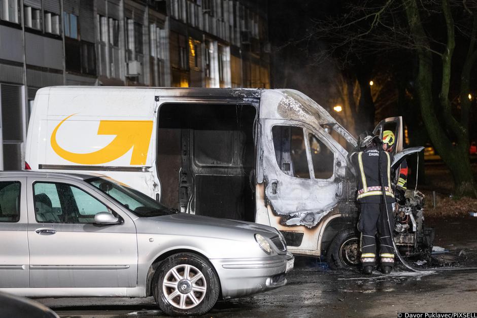 U Zagrebu izgorio dostavni kombi