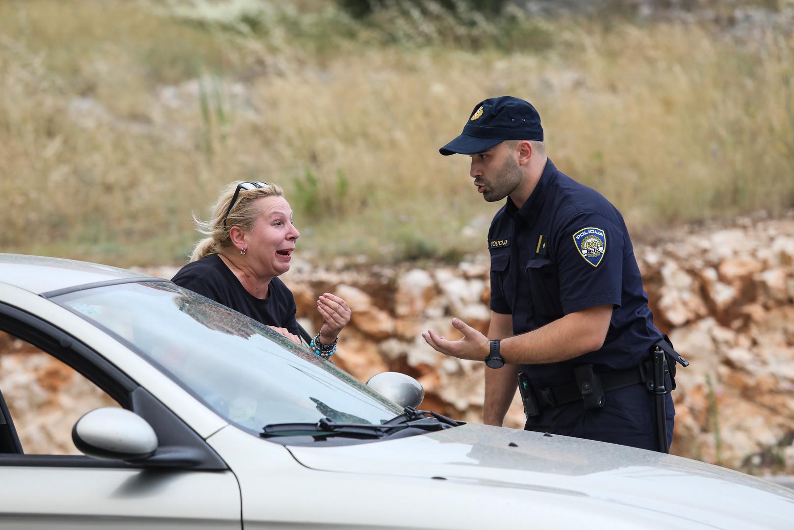 Zbog jakih udara vjetra požar koji je iza 11 sati buknuo kod Grebaštice u blizini Šibenika još uvijek nije pod kontrolom i širi se nošen jugom, zahvatio je i stambene objekte, a stožer civilne zaštite odlučio je da se evakuirani stanovnici smjeste u sportsku dvoranu Baldekin