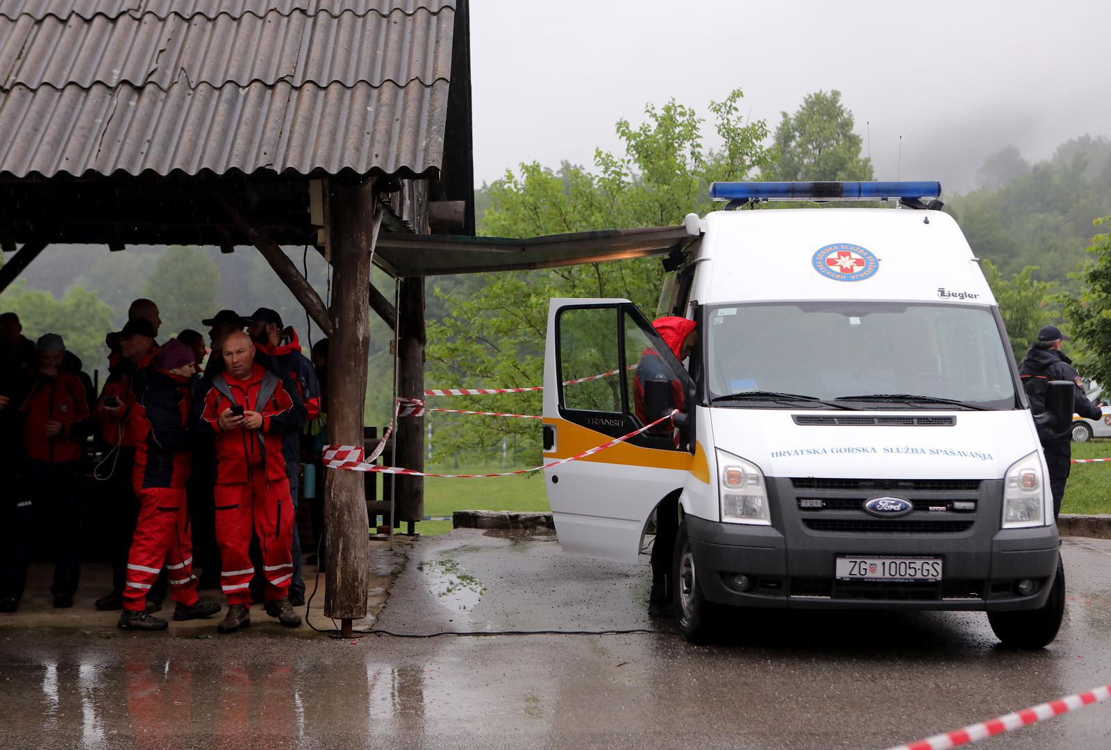 29.05.2022., Slusnica - U lovackom dom "Slusnica" nedaleko Slunja pripadnici HGSS-a organiziraju potragu za nestalim zrakoplovom. Photo: Tomislav Miletic/PIXSELL