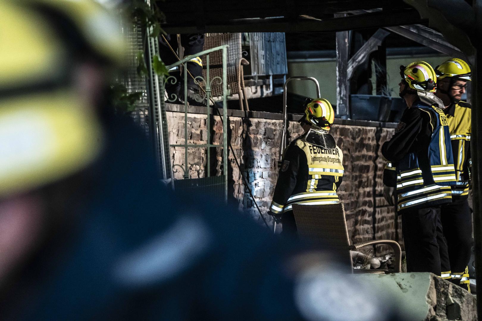 07 August 2024, Rhineland-Palatinate, Kröv: Firefighters work at the scene of the accident after the collapse of a hotel. A hotel has partially collapsed in the Moselle town of Kröv in the Bernkastel-Wittlich district of Rhineland-Palatinate. Photo: Christian Schulz/Foto Hosser/dpa Photo: Christian Schulz/DPA