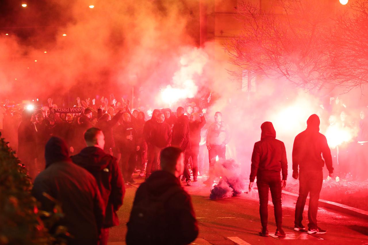 Zagreb: Bad Blue Boys ispred hotela pale bakle i navijaju dok traje skupština Dinama 