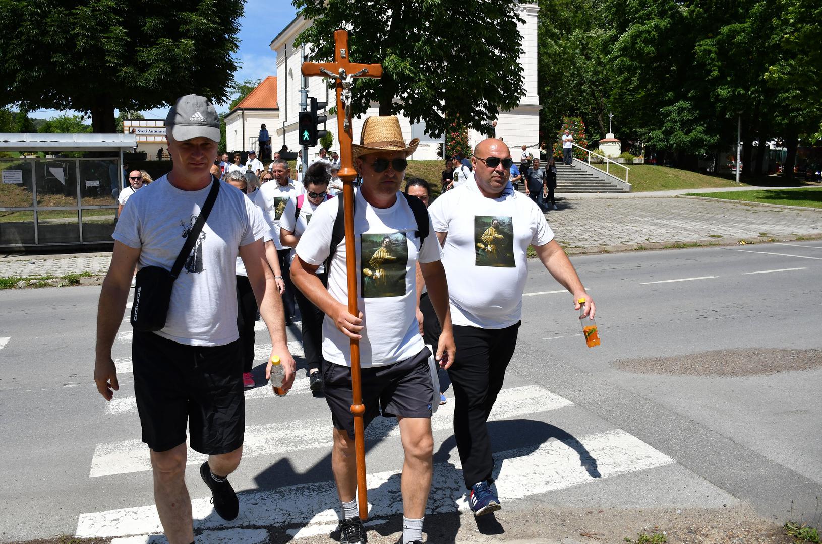 12.06.2020. Podvinje, Polazak hodocasnika-pjesaka ispred Zupe sv. Antuna Padovanskog u Podvinju na Dane svetog Ante u Gornjim Mocilima (BiH).
Photo: Ivica Galovic/ PIXSELL