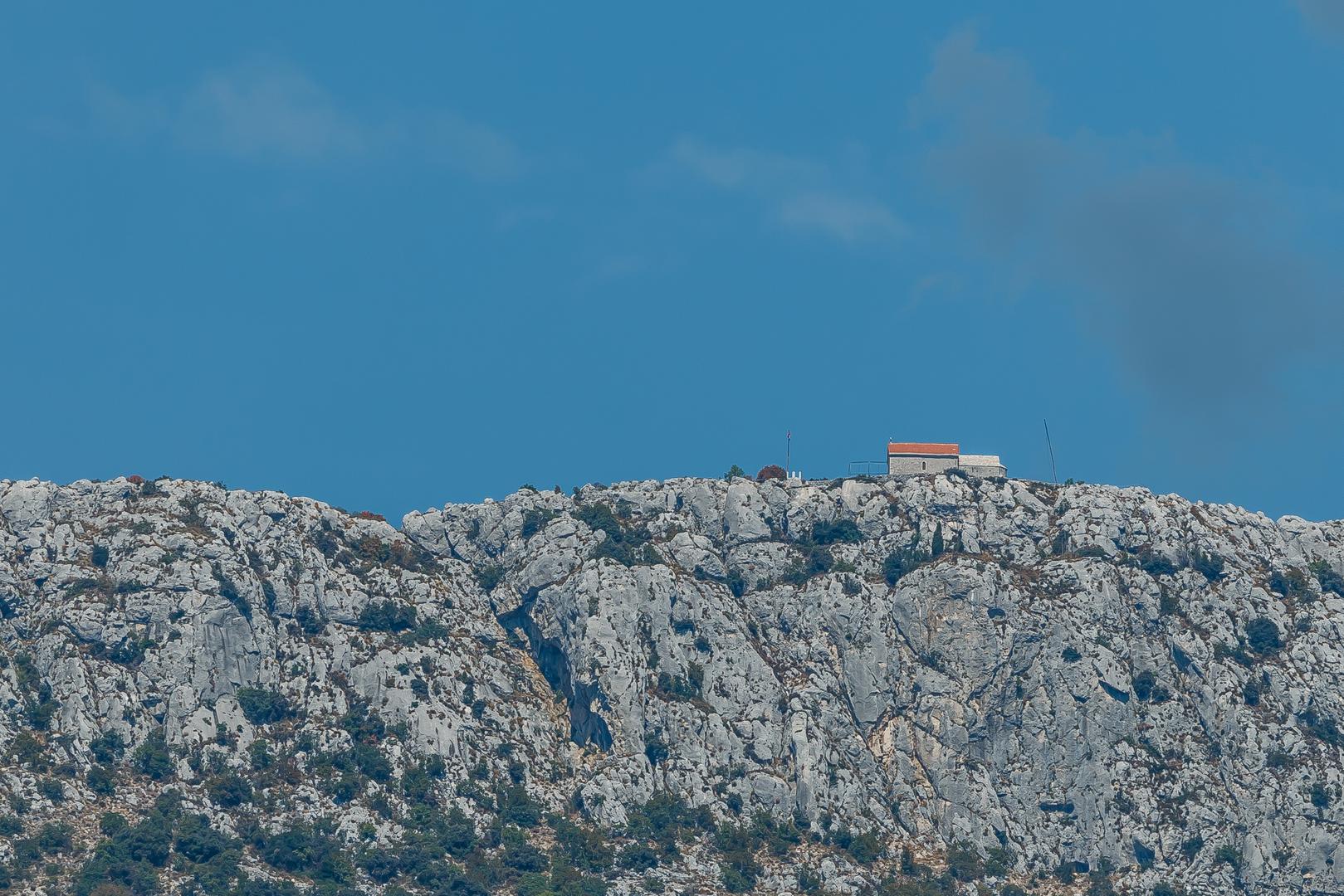 Okružen je, počevši od sjevera, Orlovicom, Vilicom, Plješevicom, Bukovcem, Badnjom, Dinarom, Kozjakom, Svilajom i Prominom.