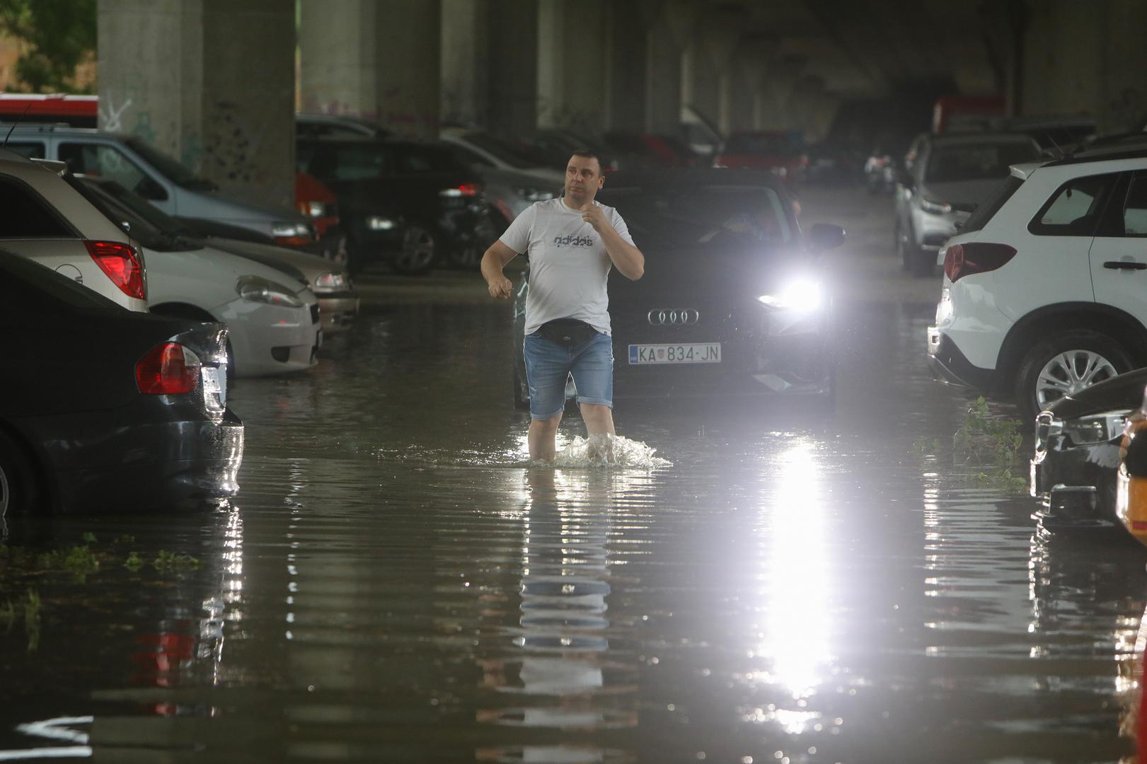 28.05.2024., Karlovac - Od posljedica jake i olujne kise koja je pocela padati oko 15.30 sati poplavljene su brojne ulice, nadvoznjaci i podrumi. Brojni automobili ostali su poplavljeni,a neki vozaci zapeli su u vodi ispod nadvoznjaka na Rakovcu. Photo: Kristina Stedul Fabac/PIXSELL